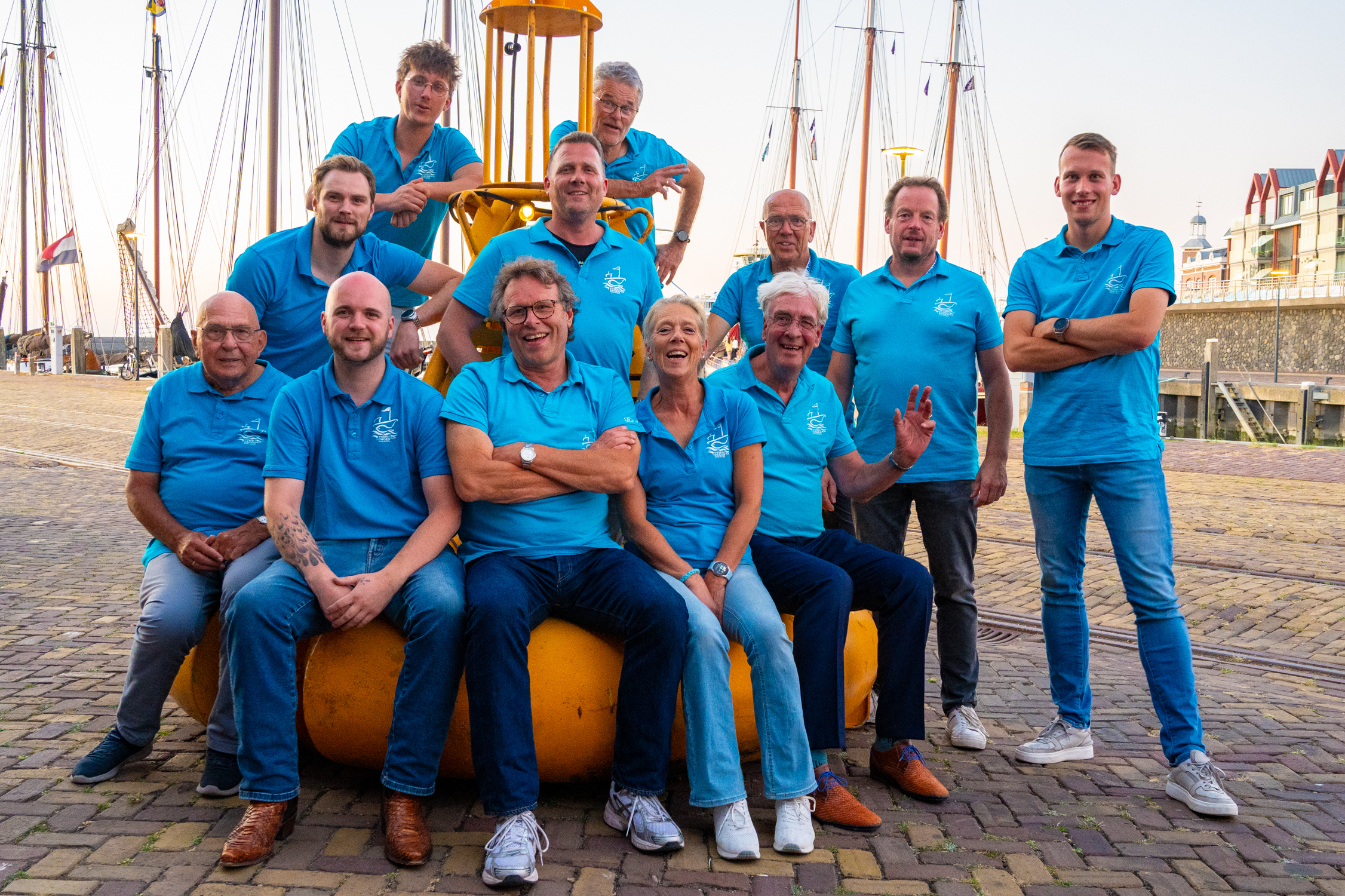 Ons vrijwillige bestuur bestaat uit (foto v.l.n.r.): Laurens Posthumus - PR & Communicatie Maarten Vlieger - Website & Automatisering Thom Tuinstra - Algemeen bestuurslid Stefan Post - Algemeen bestuurslid Jules Dutrieux - Voorzitter Isaac Alkema - Sponsoring & Logistiek Jan van der Kooi - Algemeen bestuurslid Clara de Jong - Vrijwilligerszaken Jochem Broekstra - Algemeen bestuurslid Andries Koornstra - Open dag Gerard Ploeg - Penningmeester Dennis Schoot - Website & Social media